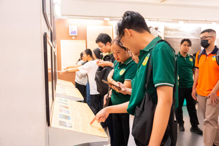 Tham quan bảo tàng, sinh viên Viện Khoa học Ứng dụng ôn lại lịch sử, viết tiếp tương lai 32