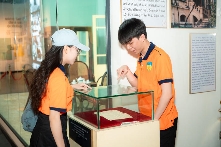 [Ảnh] Sinh viên Khoa Marketing - Kinh doanh quốc khám phá lịch sử, bồi đắp lý tưởng sống trên hành trình về nguồn 57