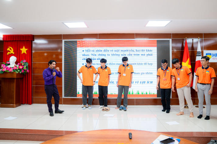 Tân sinh viên VKIT “bỏ túi” bí quyết chinh phục kỹ năng làm việc nhóm 77