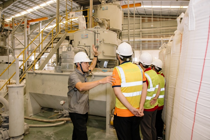 Sinh viên Viện Kỹ thuật khám phá môi trường sản xuất hiện đại tại Nhựa Tiền Phong 80