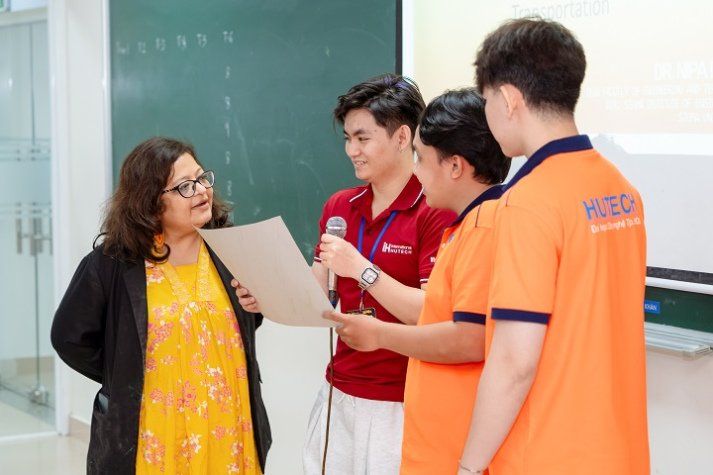 Kết nối tri thức quốc tế: Chuyên gia nước ngoài đồng hành cùng sinh viên HUTECH 66