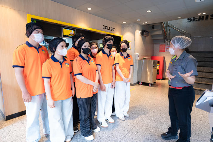 Sinh viên ngành Công nghệ thực phẩm khám phá quy trình vận hành tại McDonald’s Bến Thành 9