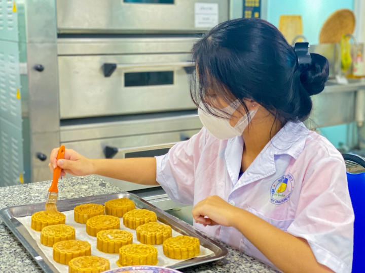 Sinh viên Viện Khoa học Ứng dụng HUTECH lan tỏa hương vị Trung thu với những chiếc bánh handmade 25