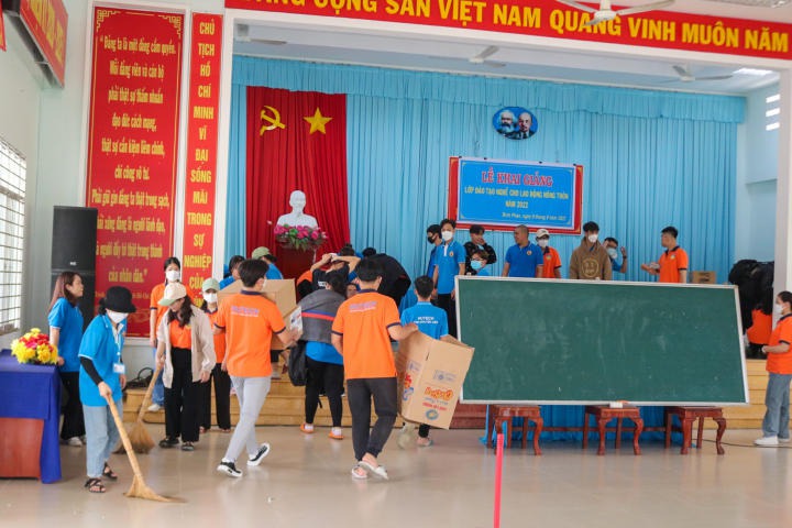 CLB Tình nguyện viên HUTECH sẻ chia “Nụ cười đêm trăng” đến các em thiếu nhi tại Tiền Giang 26