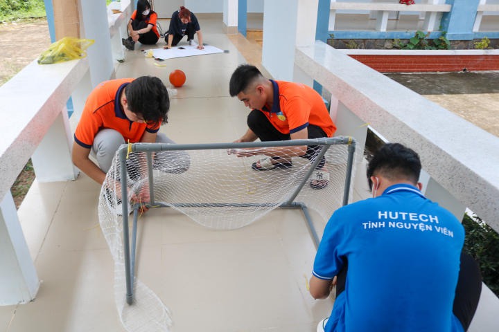 CLB Tình nguyện viên HUTECH sẻ chia “Nụ cười đêm trăng” đến các em thiếu nhi tại Tiền Giang 28