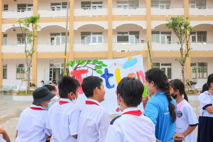 CLB Tình nguyện viên HUTECH sẻ chia “Nụ cười đêm trăng” đến các em thiếu nhi tại Tiền Giang 49