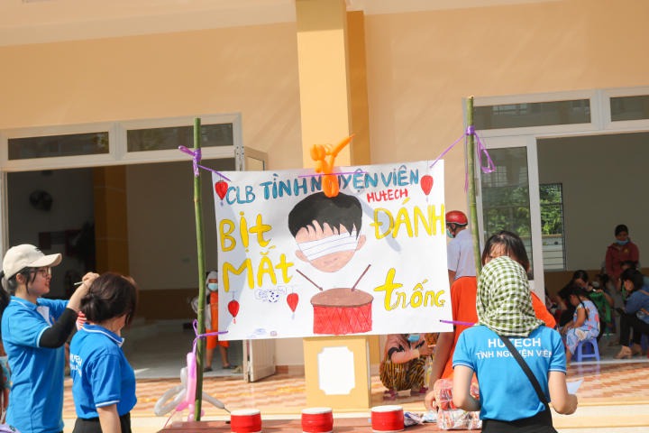 CLB Tình nguyện viên HUTECH sẻ chia “Nụ cười đêm trăng” đến các em thiếu nhi tại Tiền Giang 80