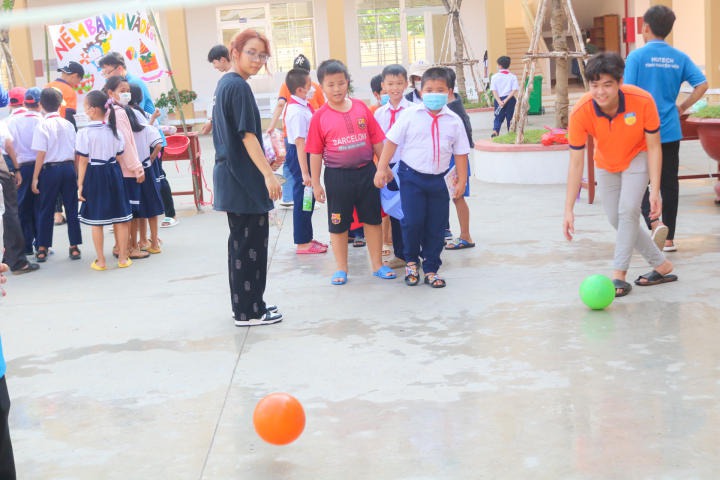 CLB Tình nguyện viên HUTECH sẻ chia “Nụ cười đêm trăng” đến các em thiếu nhi tại Tiền Giang 42