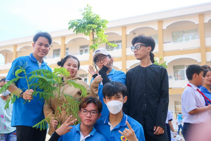 CLB Tình nguyện viên HUTECH sẻ chia “Nụ cười đêm trăng” đến các em thiếu nhi tại Tiền Giang 95