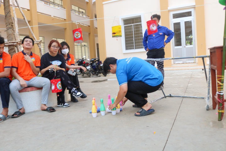 CLB Tình nguyện viên HUTECH sẻ chia “Nụ cười đêm trăng” đến các em thiếu nhi tại Tiền Giang 47