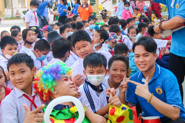 CLB Tình nguyện viên HUTECH sẻ chia “Nụ cười đêm trăng” đến các em thiếu nhi tại Tiền Giang 92