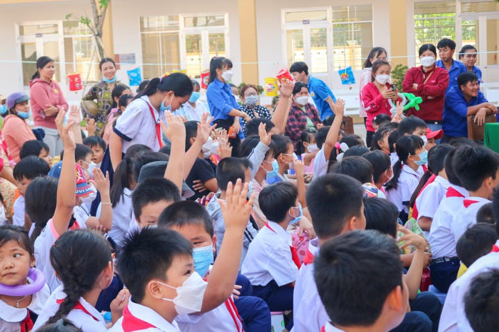 CLB Tình nguyện viên HUTECH sẻ chia “Nụ cười đêm trăng” đến các em thiếu nhi tại Tiền Giang 53