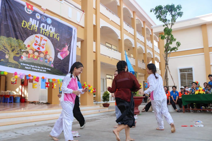 CLB Tình nguyện viên HUTECH sẻ chia “Nụ cười đêm trăng” đến các em thiếu nhi tại Tiền Giang 83