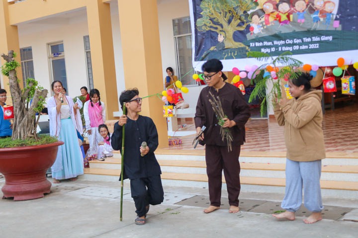 CLB Tình nguyện viên HUTECH sẻ chia “Nụ cười đêm trăng” đến các em thiếu nhi tại Tiền Giang 86