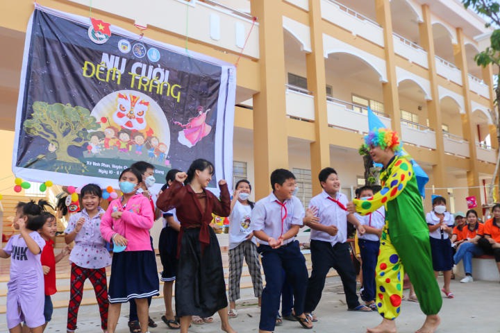 CLB Tình nguyện viên HUTECH sẻ chia “Nụ cười đêm trăng” đến các em thiếu nhi tại Tiền Giang 101
