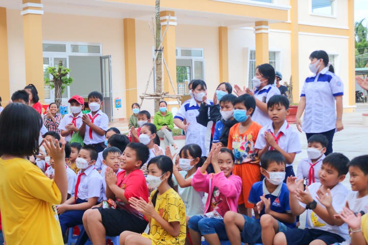 CLB Tình nguyện viên HUTECH sẻ chia “Nụ cười đêm trăng” đến các em thiếu nhi tại Tiền Giang 104