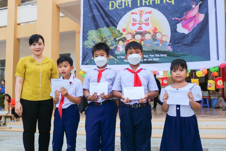 CLB Tình nguyện viên HUTECH sẻ chia “Nụ cười đêm trăng” đến các em thiếu nhi tại Tiền Giang 66