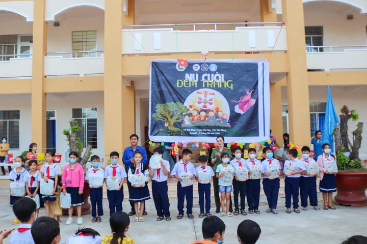 CLB Tình nguyện viên HUTECH sẻ chia “Nụ cười đêm trăng” đến các em thiếu nhi tại Tiền Giang 63