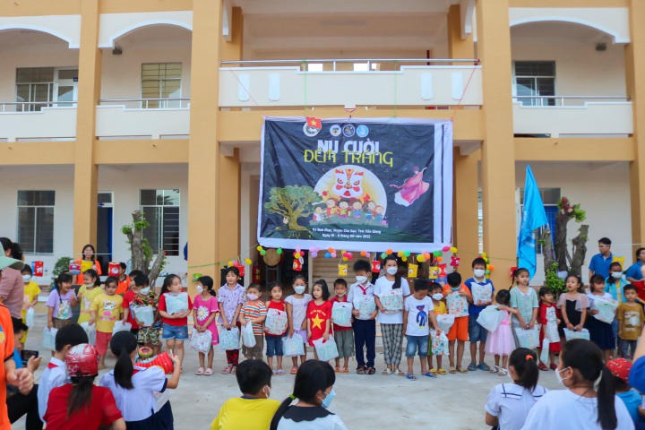 CLB Tình nguyện viên HUTECH sẻ chia “Nụ cười đêm trăng” đến các em thiếu nhi tại Tiền Giang 107