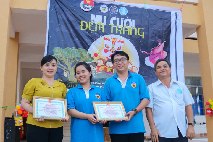 CLB Tình nguyện viên HUTECH sẻ chia “Nụ cười đêm trăng” đến các em thiếu nhi tại Tiền Giang 110