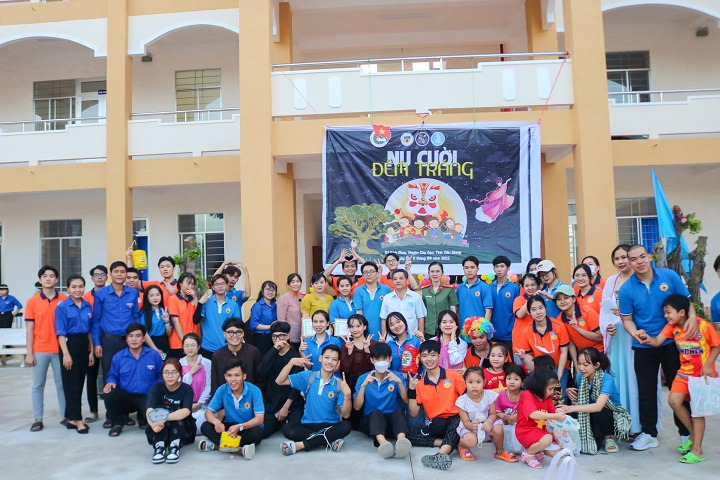 CLB Tình nguyện viên HUTECH sẻ chia “Nụ cười đêm trăng” đến các em thiếu nhi tại Tiền Giang 9