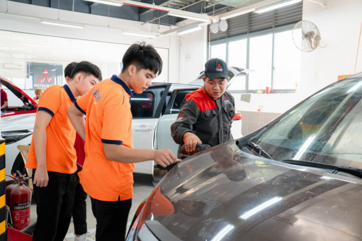 Sinh viên Viện Kỹ thuật "chạm" thực tế ngành tại Công ty Thương mại Dịch vụ Ô tô Thủ Đức 48