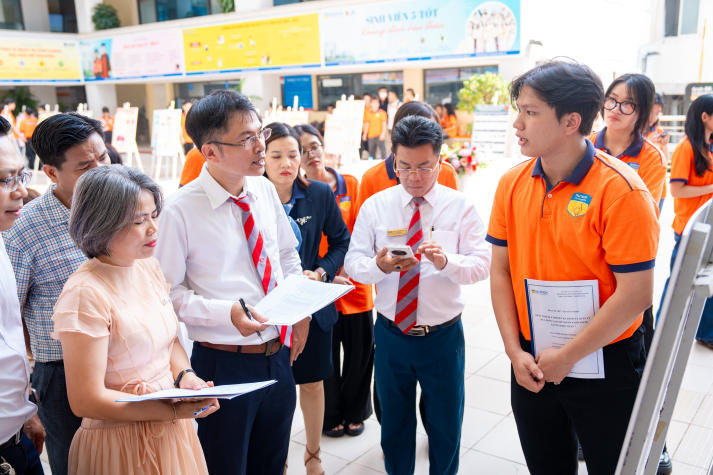 Sáng tạo từ trải nghiệm thực tế: Sinh viên ngành Kinh doanh thương mại báo cáo thực tập bằng poster 97