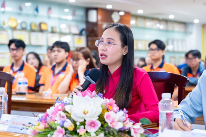 Hành trình lan tỏa ánh sáng tư tưởng Hồ Chí Minh của sinh viên Khoa Marketing - Kinh doanh quốc tế 75
