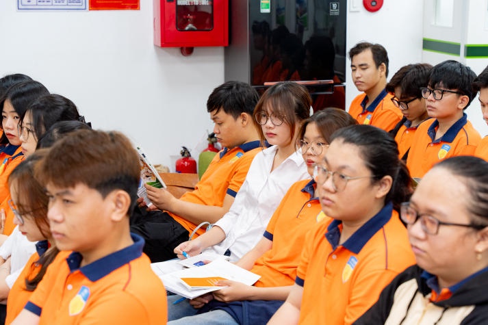 Sinh viên Khoa Tài chính - Thương mại HUTECH tham quan Vietcombank 63