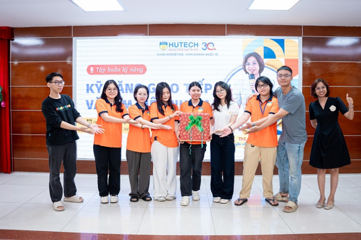 Sinh viên Khoa Marketing - Kinh doanh quốc tế tự tin hơn qua hoạt động trải nghiệm 48