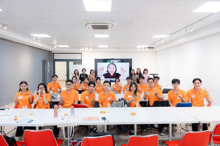 [Video] Sinh viên HUTECH tìm hiểu kiến thức ngành công nghệ tài chính cùng chuyên gia Hanwha Life 105