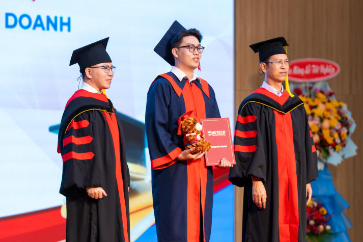 Lễ trao bằng tốt nghiệp HUTECH: “Hãy tiếp tục vững bước chinh phục những đỉnh cao mới” 100