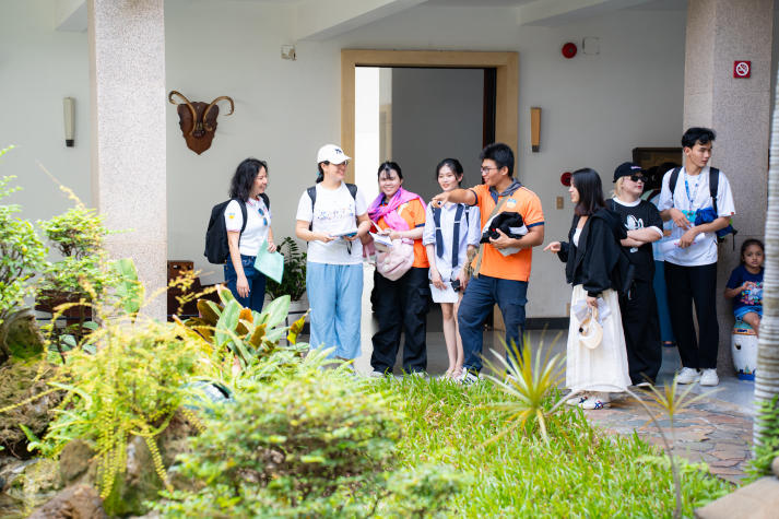 [Ảnh] Sinh viên Khoa Tiếng Anh và hành trình “học trong di sản” giữa lòng thành phố 81