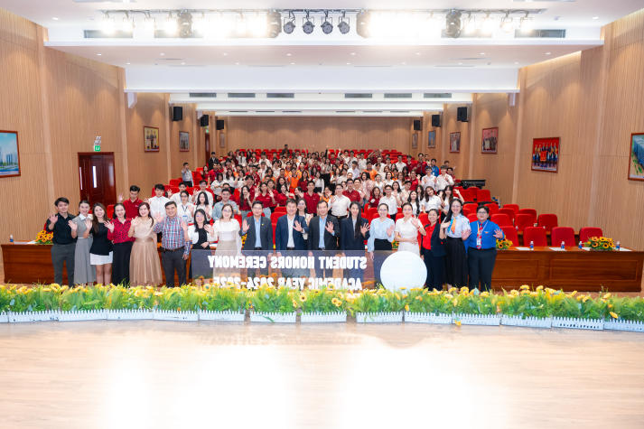 Viện Đào tạo Quốc tế ghi dấu những nỗ lực đáng tự hào tại Lễ tổng kết năm học 2024-2025 114