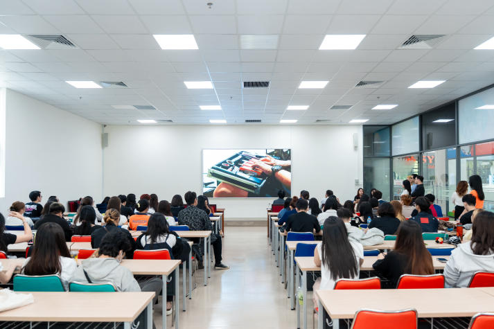 [Video] Khi sinh viên PR HUTECH kể chuyện “đời” bằng lăng kính phim phóng sự 64