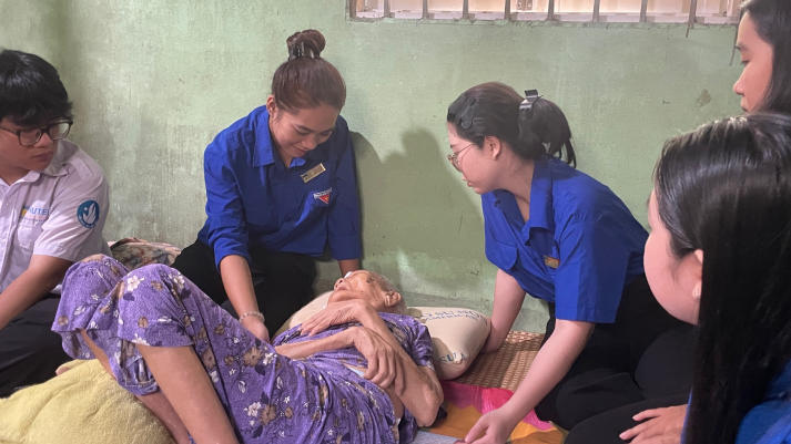 Sinh viên Điều dưỡng - Kỹ thuật y học thắp sáng mùa trăng cho hơn 600 em nhỏ 95