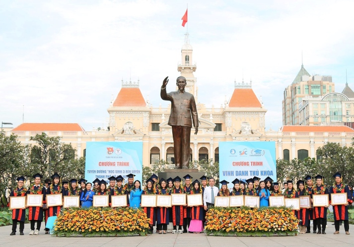 Hai thủ khoa của HUTECH được Hội Sinh viên Việt Nam TP.HCM tuyên dương 33