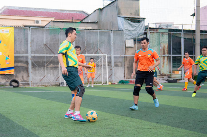 [Hội thao CB-GV-NV HUTECH 2025]: Bóng đá nam xác định hai đội tranh ngôi vô địch 39