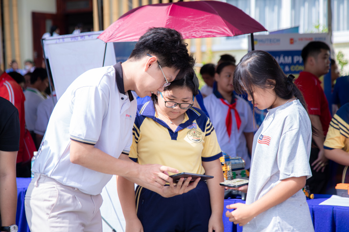 HUTECH mang trải nghiệm STEM đến Ngày hội Chuyển đổi số xã Tân Nhựt (TP.HCM) 71