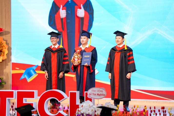 383 tân Cử nhân HUTECH chính thức tốt nghiệp, sẵn sàng chinh phục chặng đường mới 78