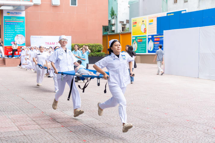 “Chạy trạm” cấp cứu, sinh viên Khoa Điều dưỡng - Kỹ thuật y học luyện bản lĩnh xử trí tình huống y khoa 103