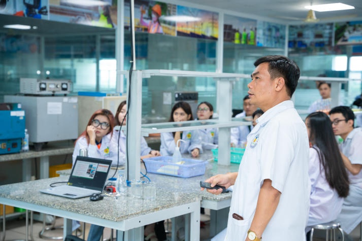 Tân sinh viên ngành Quản lý tài nguyên và môi trường học hỏi và thực hành phân tích chất  lượng nước 12