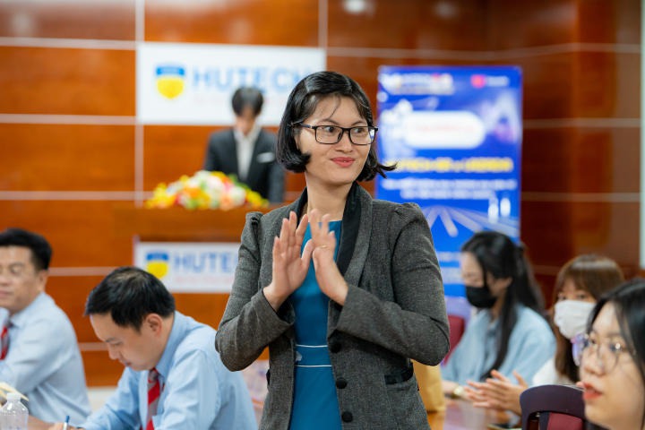 Sinh viên Khoa Tài chính - Thương mại tìm hiểu về thương mại điện tử cùng chuyên gia Lazada 135