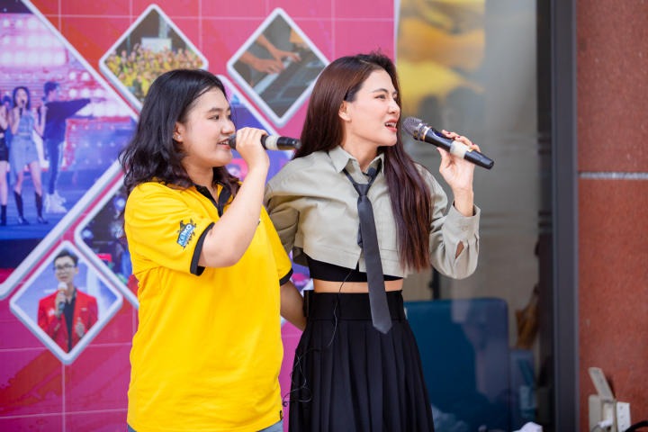 Ca sĩ Hà Nhi khuấy đảo sân trường HUTECH qua buổi chào đón thành viên mới của CLB Keiko 23