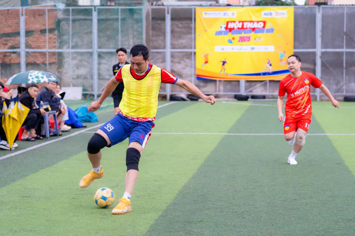 [Hội thao CB-GV-NV HUTECH 2025]: Bóng đá nam khép lại vòng bảng, lộ diện những tấm vé vào Tứ kết 32