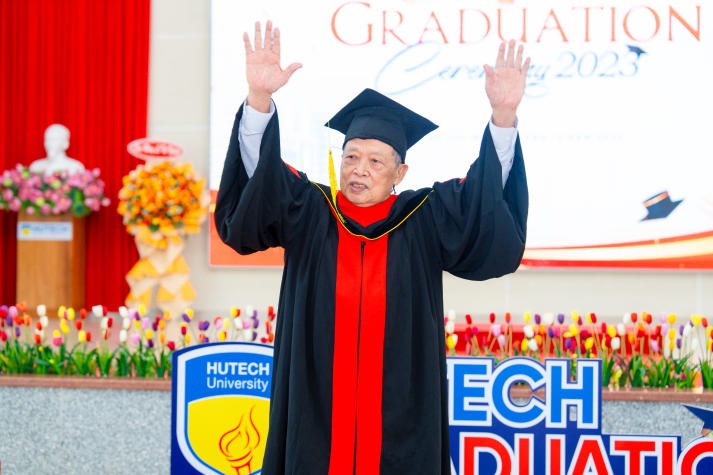 Lễ trao bằng tốt nghiệp tháng 12/2023 tại HUTECH: “Cảm ơn cha mẹ - Người không đứng trên thảm đỏ” 33