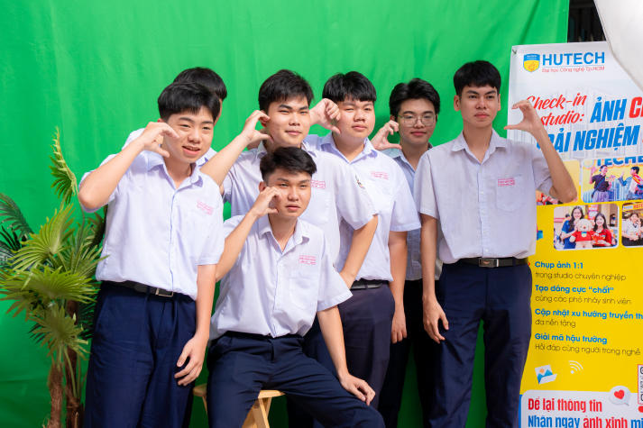 Học sinh THPT khám phá loạt mô hình học thuật sáng tạo tại gian hàng HUTECH 35