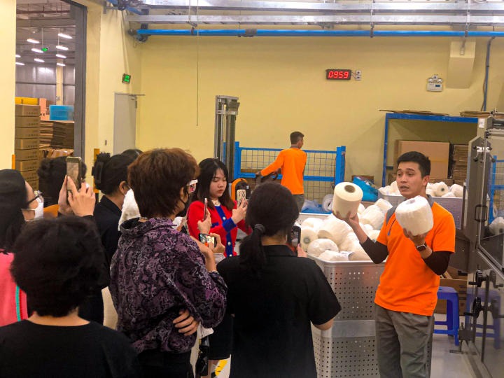 Sinh viên Khoa Kiến trúc - Mỹ thuật tìm hiểu về chất liệu thiết kế trong chuyến tham quan doanh nghiệp tại Đà Lạt 71