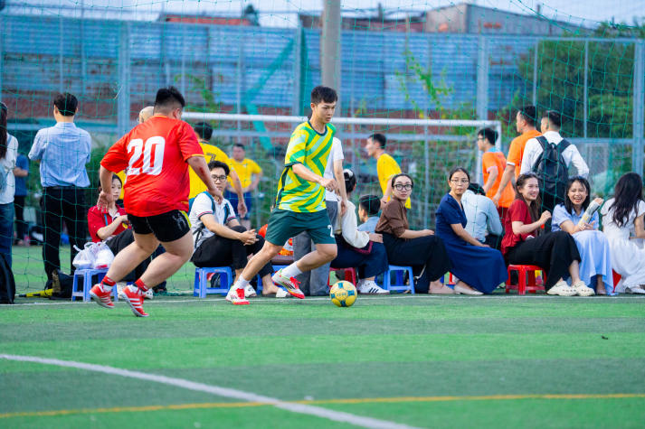 [Hội thao CB-GV-NV HUTECH 2025] Nảy lửa vòng Tứ kết bóng đá nam, 04 cái tên xuất sắc lộ diện vào Bán kết 57