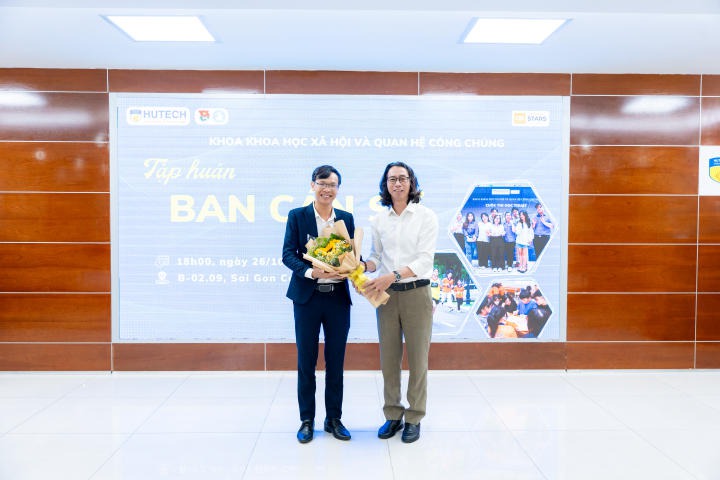 Ban cán sự lớp Khoa Khoa học Xã hội và Quan hệ Công chúng học hỏi nhiều kỹ năng hữu ích qua buổi tập huấn 44